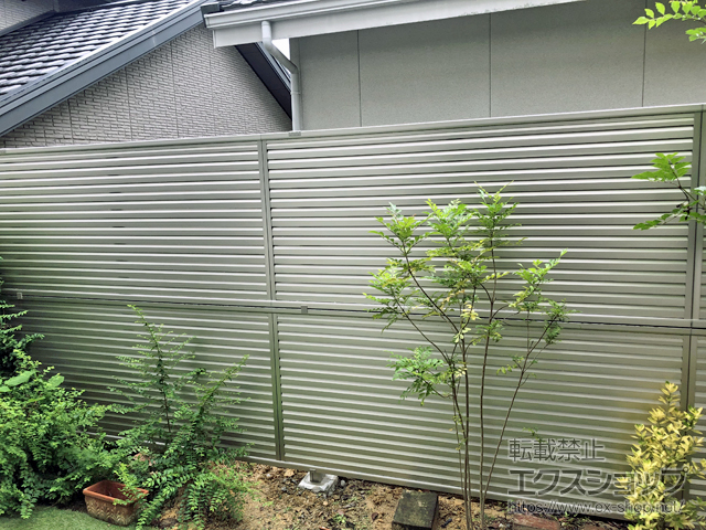愛知県瀬戸市ののフェンス・柵 ミエーネフェンス 目隠しルーバータイプ 2段支柱 自立建て用 施工例