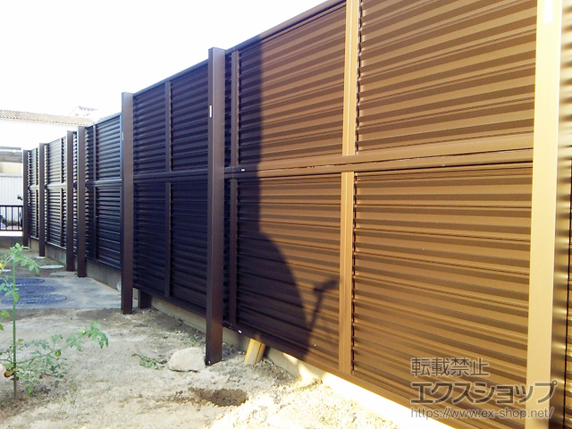 広島県福山市ののフェンス・柵 ミエーネフェンス 目隠しルーバータイプ 2段支柱 自立建て用 施工例