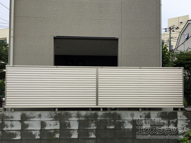 埼玉県八潮市ののフェンス・柵 ミエーネ目隠しルーバーフェンス 自由柱施工　※1mピッチ 施工例