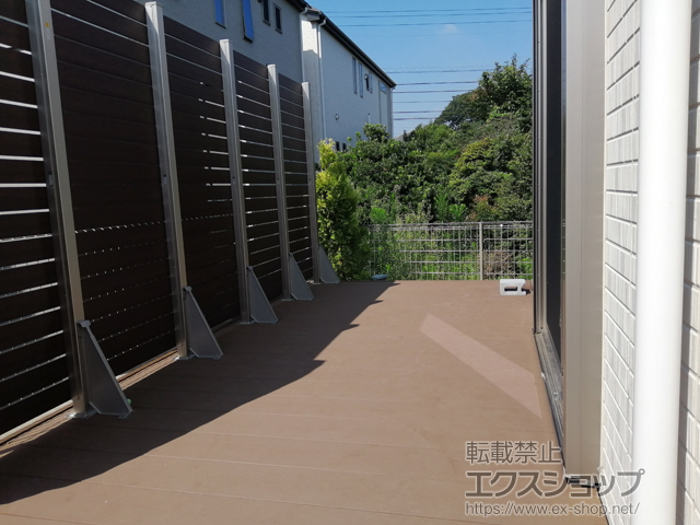 東京都三鷹市ののウッドデッキ リウッドデッキ 200＋ルシアスハイパーティションA01型＜横板格子タイプ＞ 施工例
