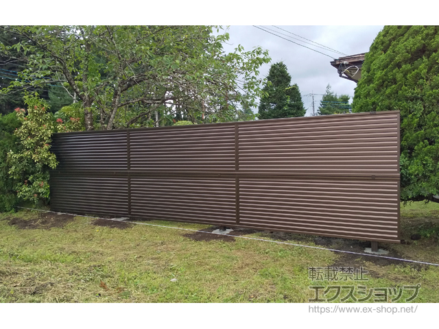 山梨県富士吉田市ののフェンス・柵 ミエーネフェンス 目隠しルーバータイプ 2段支柱 自立建て用 施工例