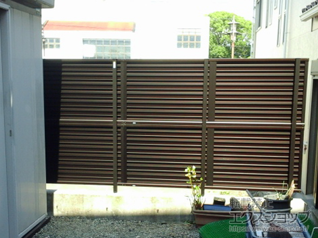 静岡県富士宮市ののフェンス・柵 ミエーネフェンス 目隠しルーバータイプ 2段支柱 ブロック建て用 施工例