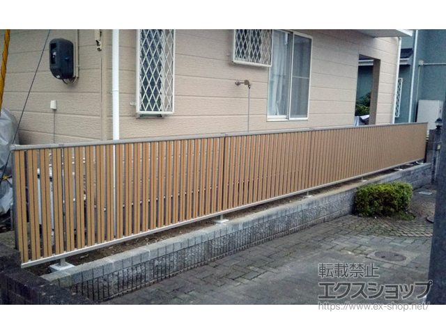 宮城県宮城郡利府町ののフェンス・柵 ルシアスフェンスF03型 たて半目隠し 木調カラー 自由柱施工 施工例