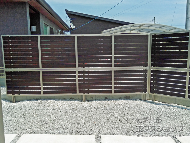 宮崎県西都市ののフェンス・柵 フェンスAB YS3型 横スリット3 アルミ多段柱使用 木調カラー 施工例