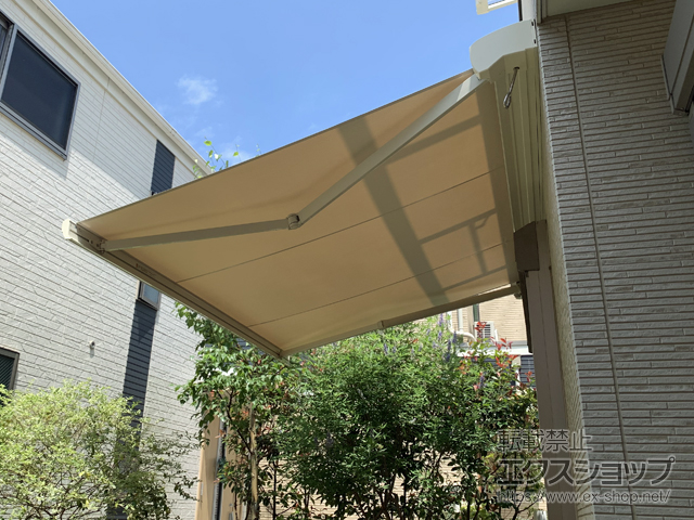 東京都府中市のLIXIL リクシル（トステム）のオーニング・日よけ 彩風 あやかぜ C型 手動式 施工例
