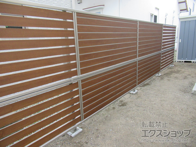 富山県富山市ののフェンス・柵 ルシアスフェンスF02型 横目隠し 木調カラー 2段支柱 自立建て用 施工例