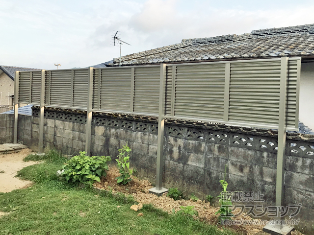 長崎県佐世保市ののフェンス・柵 ミエーネ目隠しルーバーフェンス 上段のみ設置 自立建て用・自由柱施工 施工例