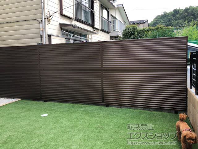 神奈川県逗子市ののフェンス・柵 ミエーネフェンス 目隠しルーバータイプ 2段支柱 自立建て用（パネル2段） 施工例