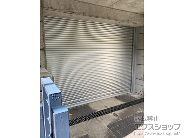 神奈川県横須賀市のLIXIL リクシル（トステム）のガレージシャッター ガレージシャッタークワトロ 電動式 内部付タイプ 施工例