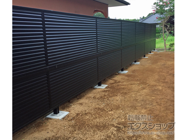 茨城県稲敷市ののフェンス・柵 ミエーネフェンス 目隠しルーバータイプ 2段支柱 自立建て用 施工例
