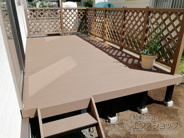 北海道札幌市ののウッドデッキ リウッドデッキ 200＋ステップ5型 Sタイプ 2段＋ リウッドデッキフェンス2型＜ラチス格子＞ 施工例