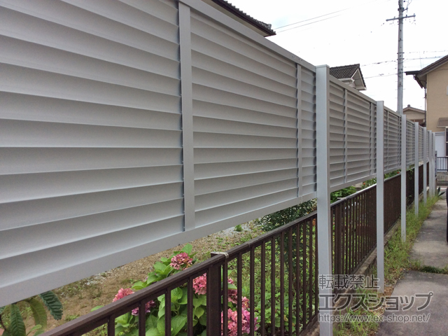 三重県津市ののフェンス・柵 フェンスAB YL3型 横ルーバー3 上段のみ設置 アルミ多段柱使用 施工例