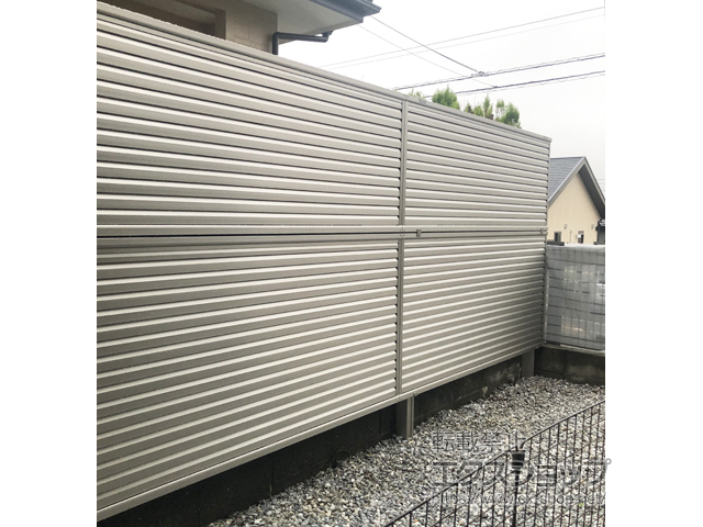福岡県遠賀郡岡垣町ののフェンス・柵 ミエーネフェンス 目隠しルーバータイプ 2段支柱 自立建て用 施工例