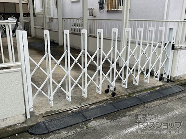 埼玉県深谷市ののカーゲート トリップゲートII 1型 シンプル ノンレール 片開き　33Ｓ 施工例