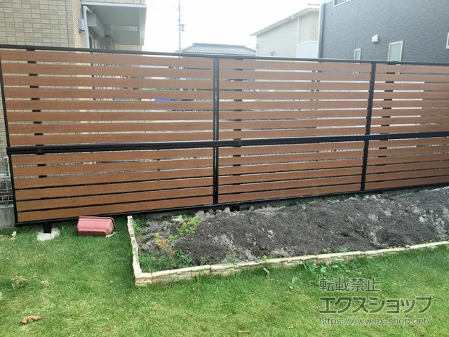 愛知県一宮市のValue Selectのフェンス・柵・塀 モクアルフェンス 横板タイプ 2段支柱 自立建て用(パネル2段） 施工例