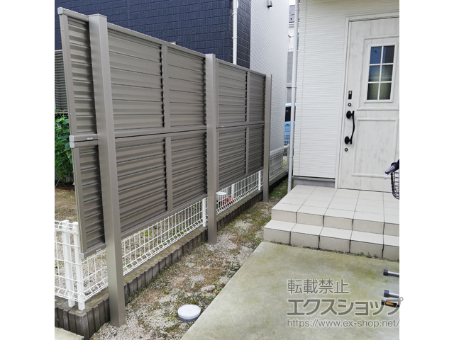 茨城県取手市ののフェンス・柵 ミエーネフェンス 目隠しルーバータイプ 2段支柱 自立建て用 施工例