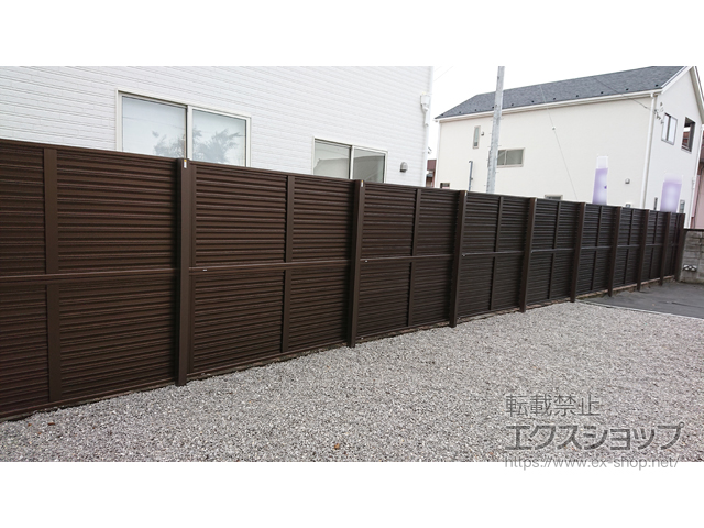 群馬県群馬県高崎市ののフェンス・柵 ミエーネフェンス 目隠しルーバータイプ 2段支柱 自立建て用（パネル2段） 施工例
