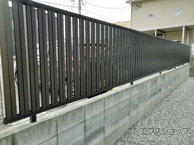 福岡県筑紫野市ののフェンス・柵 ルシアスフェンスF03型 たて半目隠し 木調カラー 自由柱施工 施工例