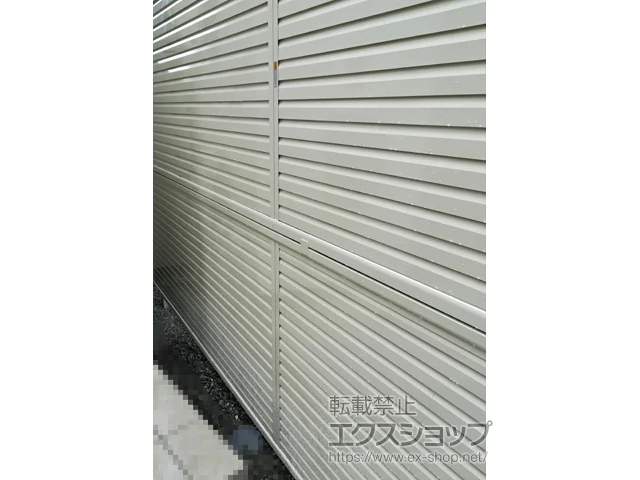 埼玉県さいたま市のValue Selectのフェンス・柵・塀 ミエーネフェンス 目隠しルーバータイプ 2段支柱 自立建て用(パネル2段) 施工例