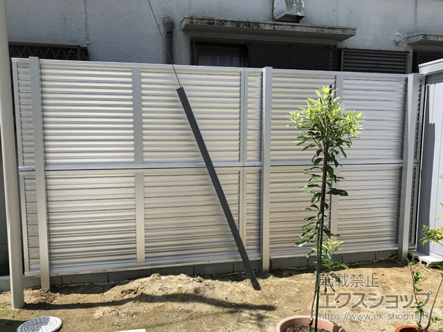 愛知県小牧市ののフェンス・柵 ミエーネフェンス 目隠しルーバータイプ 2段支柱 自立建て用 施工例