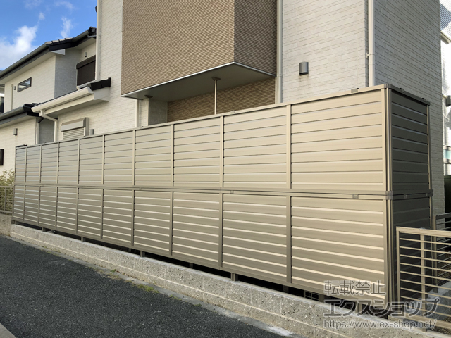 大阪府羽曳野市ののフェンス・柵 フェンスAB YL2型 横ルーバー2 アルミ多段柱使用（パネル2段） 施工例