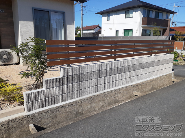 山口県山陽小野田市ののフェンス・柵 ルシアスフェンスH03型 横板+細横格子 複合カラー 自由柱施工 施工例