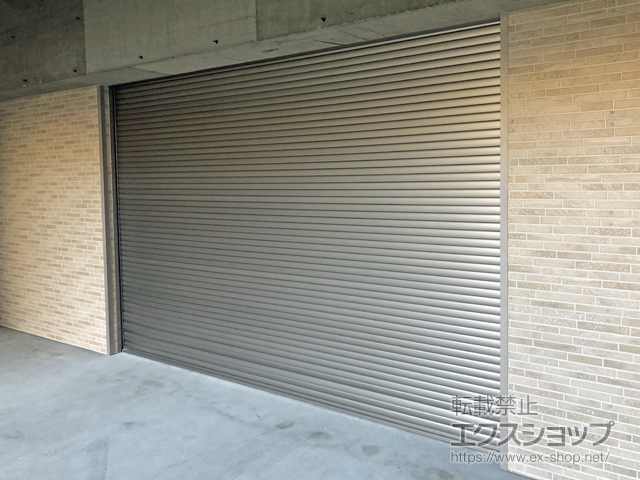 山口県下関市のLIXIL リクシル（トステム）のガレージシャッター ガレージシャッタークワトロ 電動式 内部付タイプ ※外部停電時開閉機構 施工例
