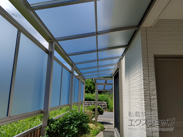 三重県伊勢市ののテラス屋根、カーポート ソラリア F型 テラスタイプ 連棟 積雪〜20cm対応 施工例