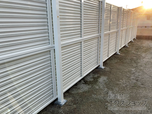 茨城県水戸市ののフェンス・柵 ミエーネフェンス 目隠しルーバータイプ 2段支柱 自立建て用（パネル2段） 施工例