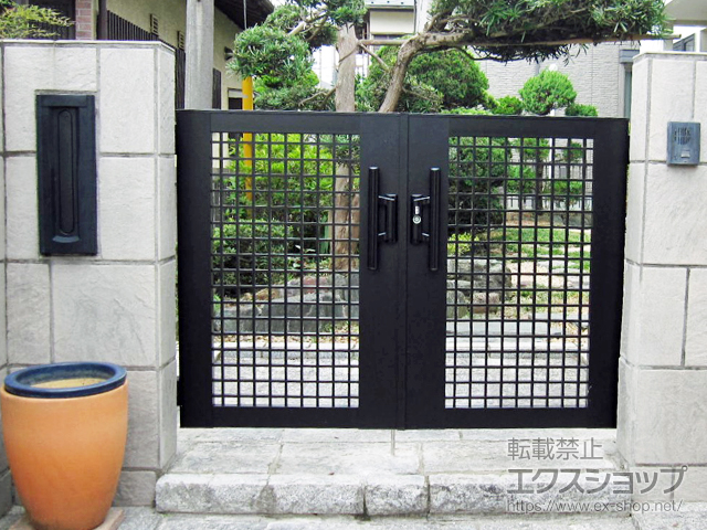 千葉県佐倉市のの門扉 ライシス門扉 7型 井桁格子 両開き 柱使用 施工例