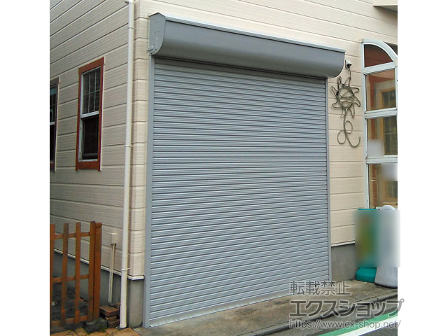 神奈川県座間市ののガレージシャッター プラテアII スチールタイプ 内蔵 電動式 外部付 単窓仕様 施工例