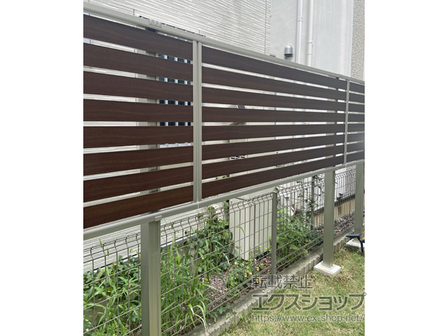 神奈川県横浜市ののフェンス・柵 ルシアスフェンスF04型 横板 木目カラー 上段のみ設置 自立建て用 施工例