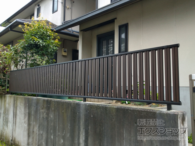 埼玉県さいたま市ののフェンス・柵 ルシアスフェンスF03型 たて半目隠し 木調カラー　自由柱施工 施工例