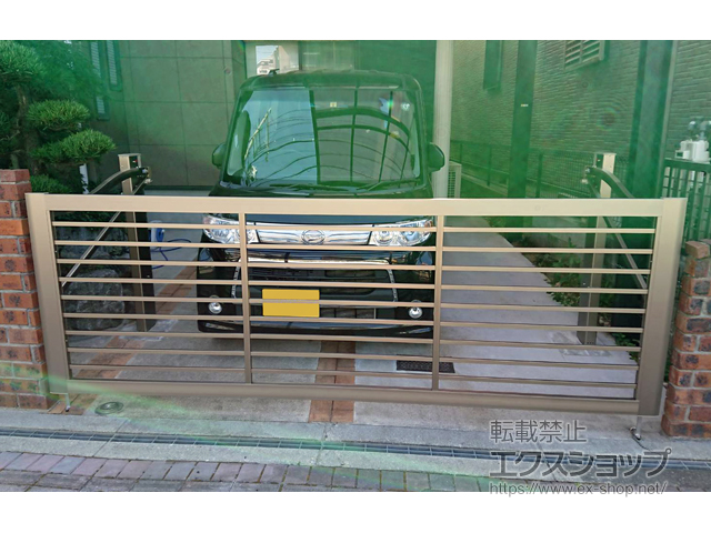 大阪府枚方市ののカーゲート スウィングアップゲート1型 横格子 手動式 施工例