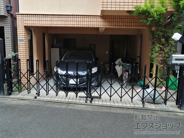 大阪府門真市ののカーゲート トリップゲートII 1型 シンプル ノンレール 両開き　52Ｗ（26Ｓ+26Ｍ） 施工例