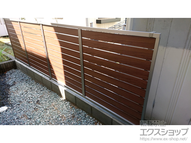山形県酒田市のLIXIL(リクシル)フェンス・柵施工例(フェンスAB YS3型 横スリット3 木調カラー フリーポールタイプ:74570676-1)