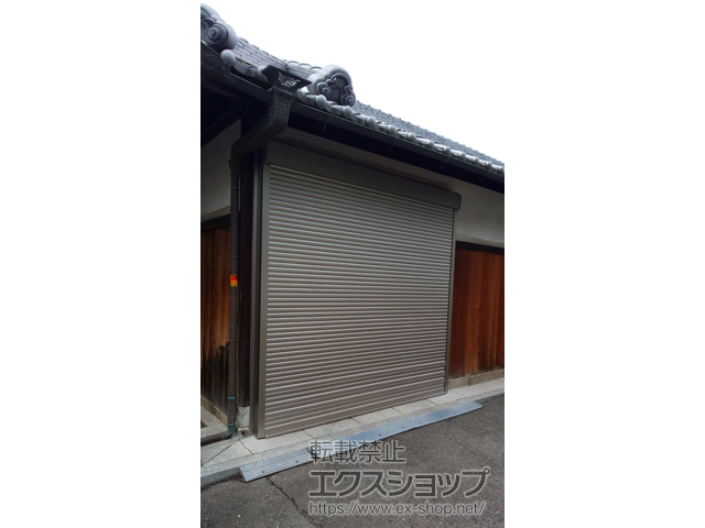 大阪府和泉市のLIXIL リクシル（トステム）のガレージシャッター ガレージシャッタークワトロ 電動式 外部付タイプ 施工例