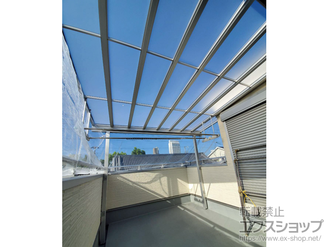 兵庫県尼崎市のLIXIL リクシル（トステム）のバルコニー・ベランダ屋根 パワーアルファ F型 屋根タイプ 単体 積雪〜30cm対応＋吊り下げ式物干しAセット 施工例