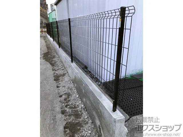 長野県諏訪市のYKKAPのフェンス・柵・塀 イーネットフェンス 3F型 自由柱施工 施工例