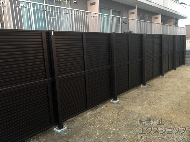 北海道恵庭市ののフェンス・柵 ミエーネフェンス 目隠しルーバータイプ 2段支柱 自立建て用 施工例