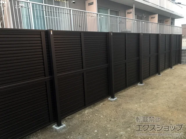 北海道恵庭市のValue Selectのフェンス・柵・塀 ミエーネフェンス 目隠しルーバータイプ 2段支柱 自立建て用 施工例