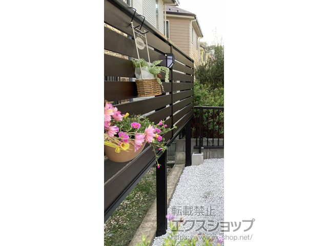 神奈川県藤沢市ののフェンス・柵 ルシアスフェンスF04型 横板 木目カラー 2段支柱 自立建て用 施工例