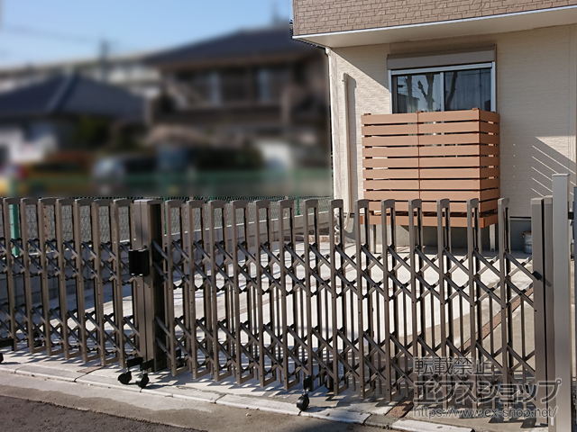 埼玉県鶴ヶ島市ののカーゲート トリップゲートII P型 ペットガード付き ノンレール 両開き 60W（30S+30M） 施工例