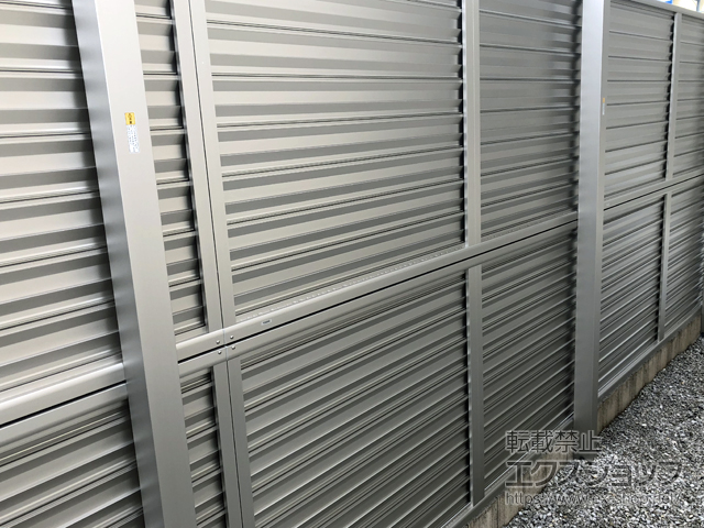 埼玉県熊谷市ののフェンス・柵 ミエーネフェンス 目隠しルーバータイプ 2段支柱 自立建て用 施工例