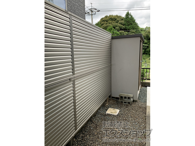 佐賀県伊万里市ののフェンス・柵 ミエーネフェンス 目隠しルーバータイプ 2段支柱 自立建て用（パネル2段） 施工例