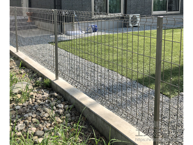 山梨県中央市ののフェンス・柵 イーネットフェンス 3F型 自由柱施工 施工例
