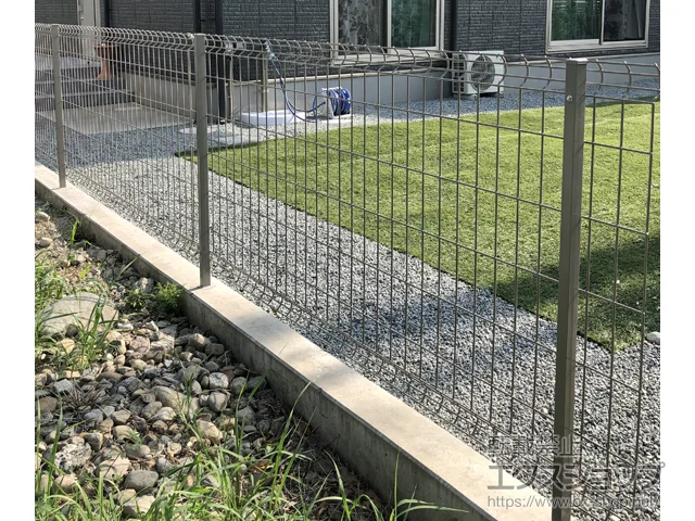 山梨県中央市のYKKAPのフェンス・柵・塀 イーネットフェンス 3F型 自由柱施工 施工例