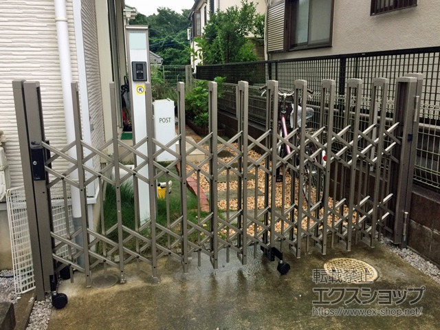東京都多摩市ののカーゲート トリップゲートII P型 ペットガード付き ノンレール 片開き　24S 施工例