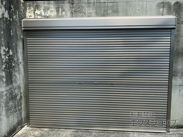 神奈川県横浜市のLIXIL リクシル（トステム）のガレージシャッター ガレージシャッタークワトロ 手動式 外部付タイプ 施工例