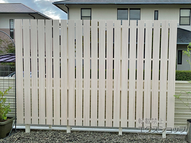 福岡県古賀市ののフェンス・柵 タテイタスタイル 120サイズ　隙間20mm 施工例
